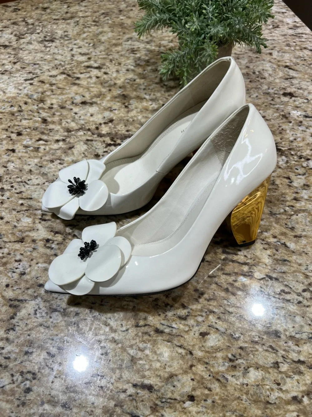Tory Burch Flower Pointed Toe Pumps in Pearl with Gold Heel 8M